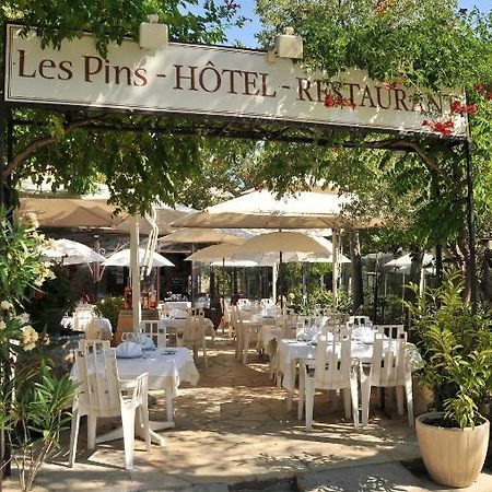 Les Pins Restaurant Et Chambre D'Hotes Sillans-la Cascade Eksteriør billede