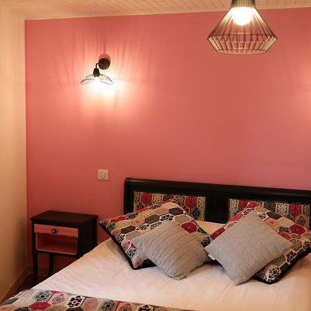 Les Pins Restaurant Et Chambre D'Hotes Sillans-la Cascade Eksteriør billede