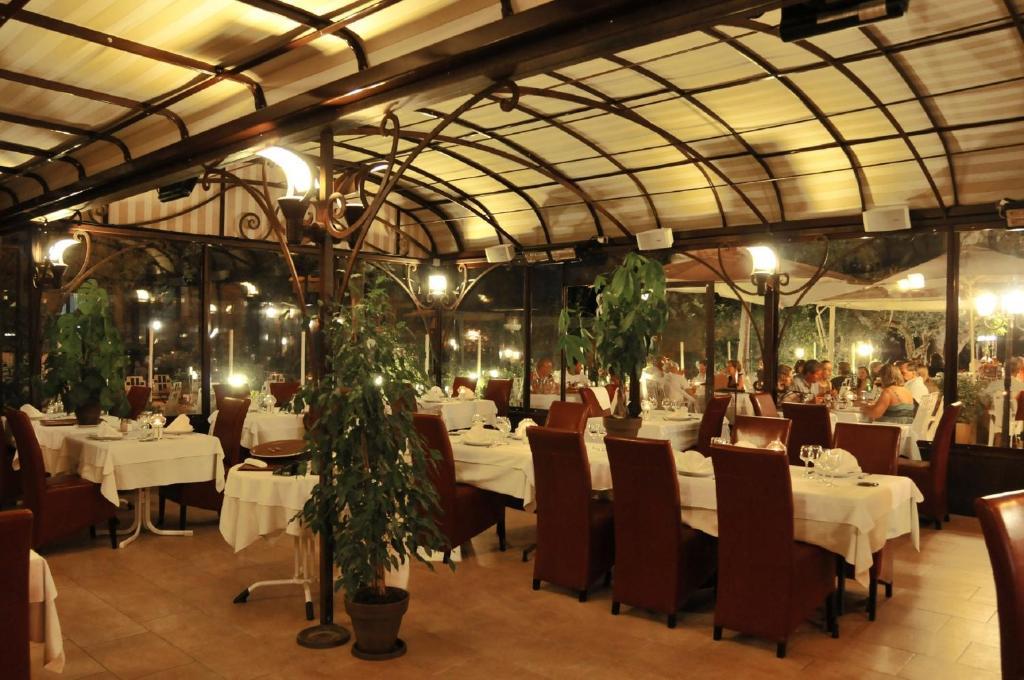 Les Pins Restaurant Et Chambre D'Hotes Sillans-la Cascade Eksteriør billede