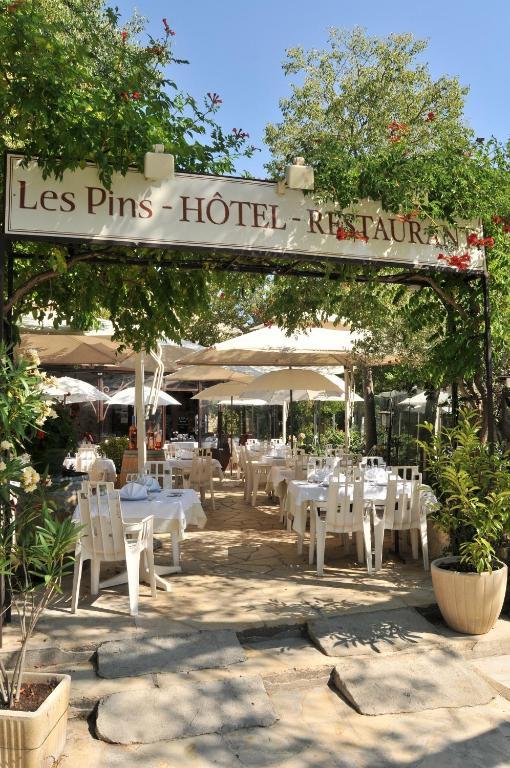 Les Pins Restaurant Et Chambre D'Hotes Sillans-la Cascade Eksteriør billede