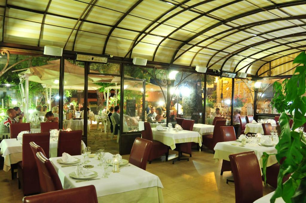 Les Pins Restaurant Et Chambre D'Hotes Sillans-la Cascade Eksteriør billede