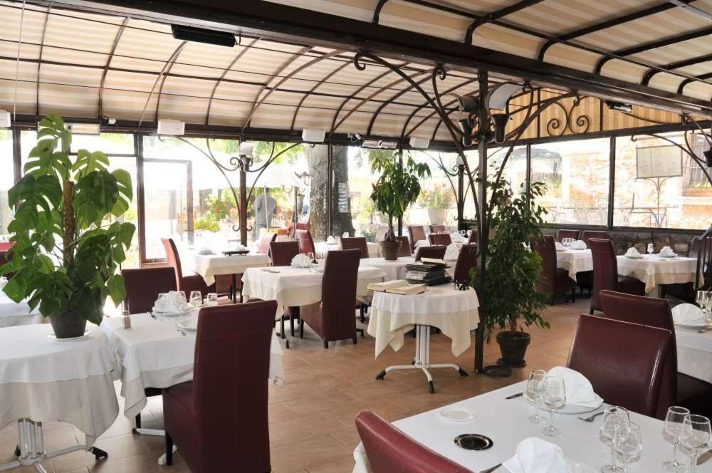 Les Pins Restaurant Et Chambre D'Hotes Sillans-la Cascade Eksteriør billede
