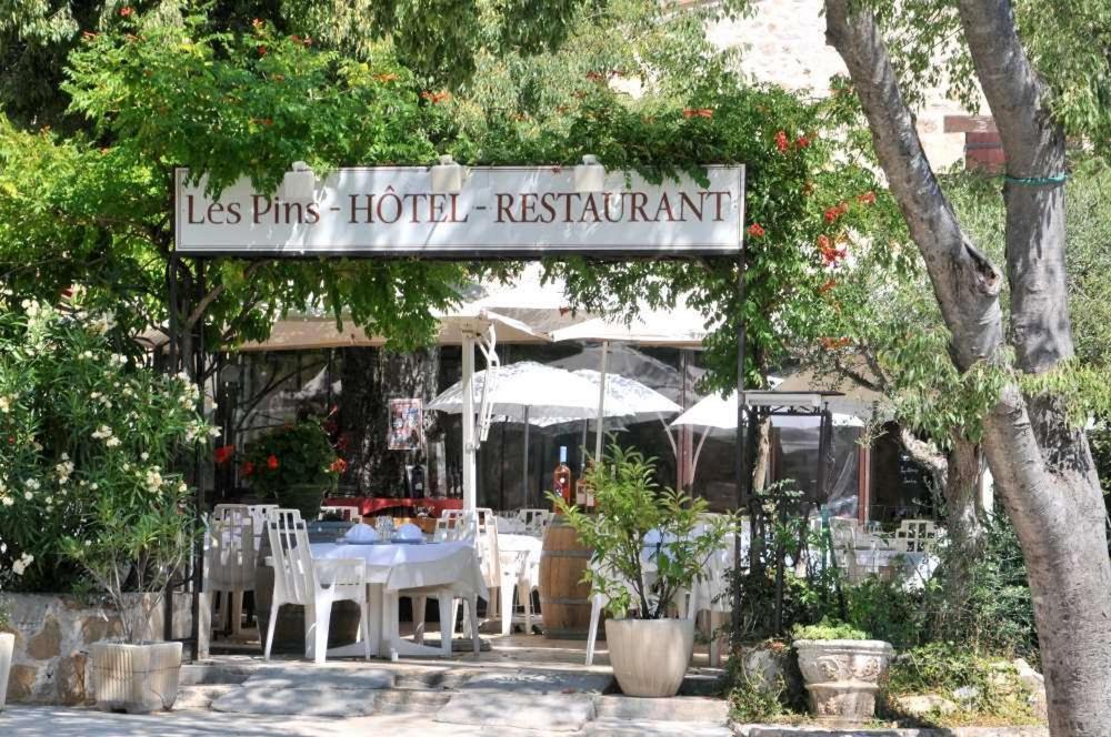 Les Pins Restaurant Et Chambre D'Hotes Sillans-la Cascade Eksteriør billede