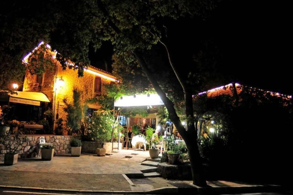 Les Pins Restaurant Et Chambre D'Hotes Sillans-la Cascade Eksteriør billede