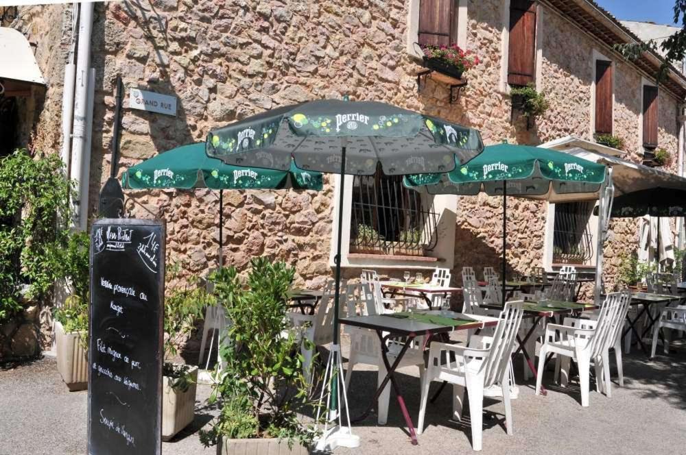 Les Pins Restaurant Et Chambre D'Hotes Sillans-la Cascade Eksteriør billede
