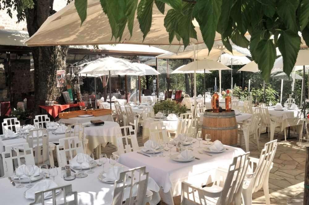 Les Pins Restaurant Et Chambre D'Hotes Sillans-la Cascade Eksteriør billede