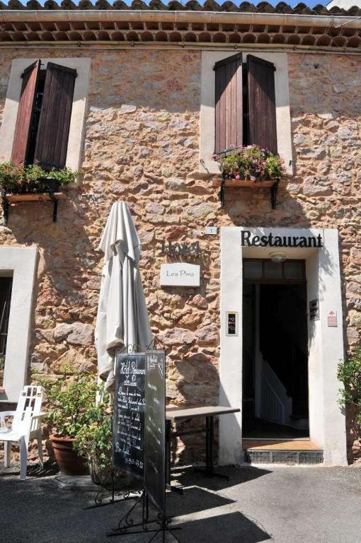 Les Pins Restaurant Et Chambre D'Hotes Sillans-la Cascade Eksteriør billede