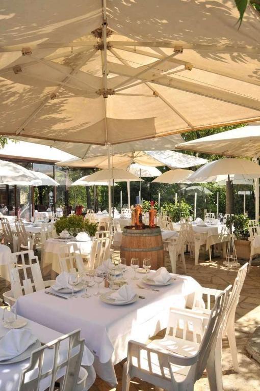 Les Pins Restaurant Et Chambre D'Hotes Sillans-la Cascade Eksteriør billede