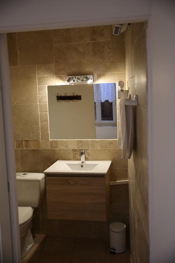 Les Pins Restaurant Et Chambre D'Hotes Sillans-la Cascade Eksteriør billede