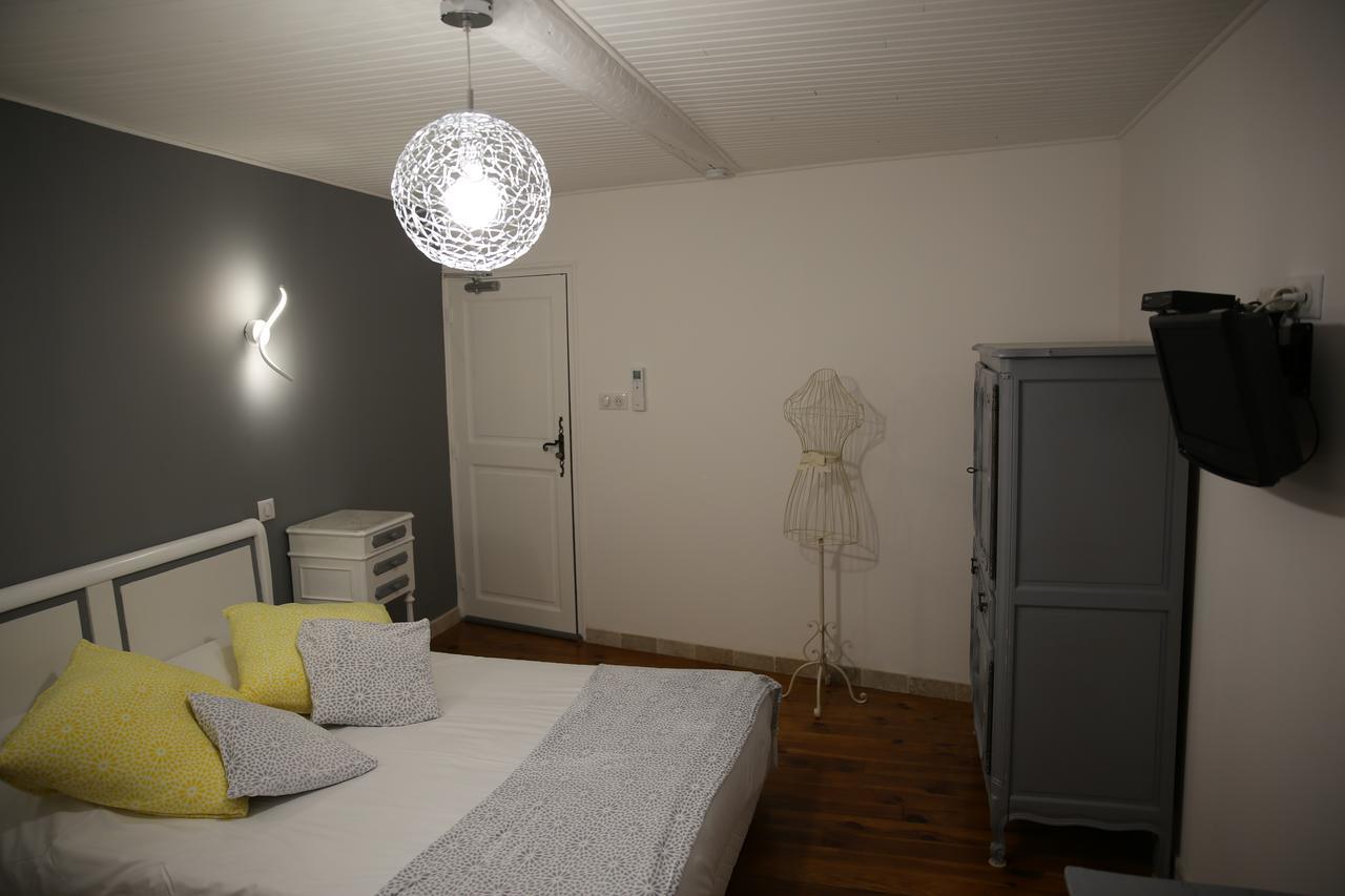 Les Pins Restaurant Et Chambre D'Hotes Sillans-la Cascade Eksteriør billede