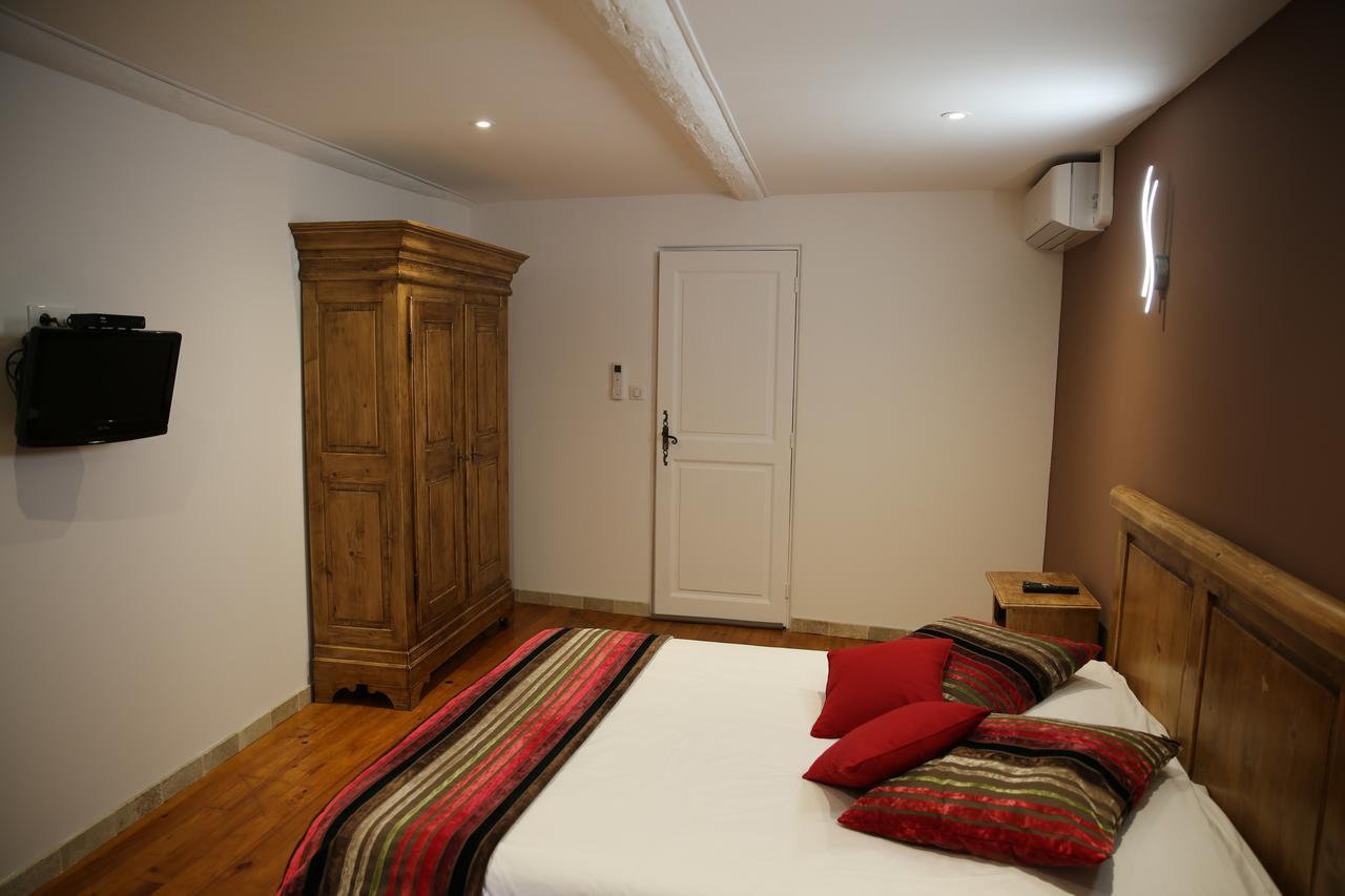 Les Pins Restaurant Et Chambre D'Hotes Sillans-la Cascade Eksteriør billede