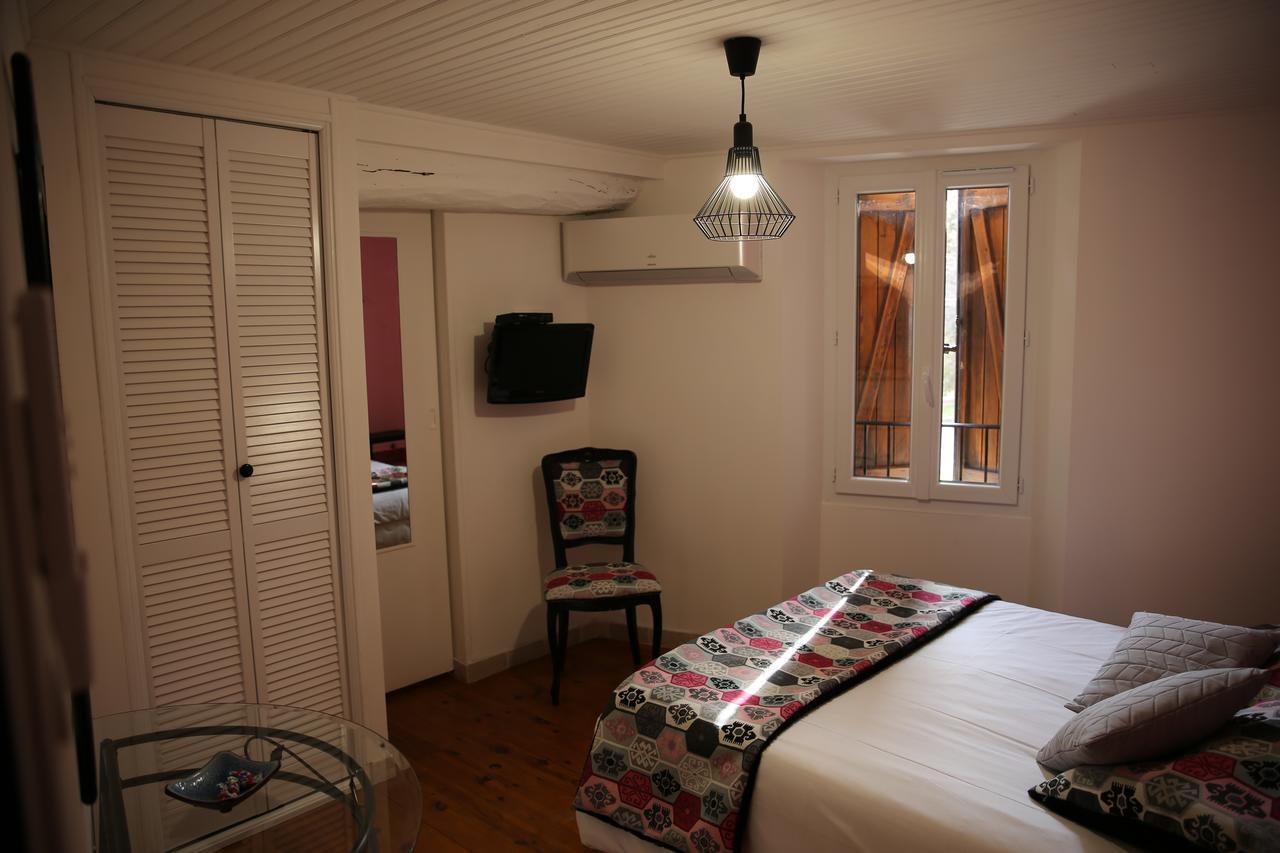 Les Pins Restaurant Et Chambre D'Hotes Sillans-la Cascade Eksteriør billede