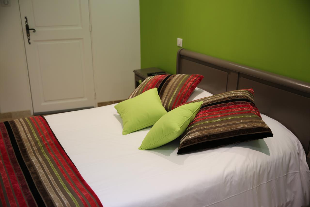 Les Pins Restaurant Et Chambre D'Hotes Sillans-la Cascade Eksteriør billede
