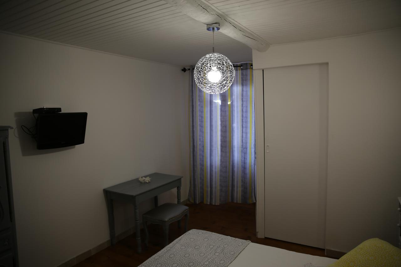 Les Pins Restaurant Et Chambre D'Hotes Sillans-la Cascade Eksteriør billede