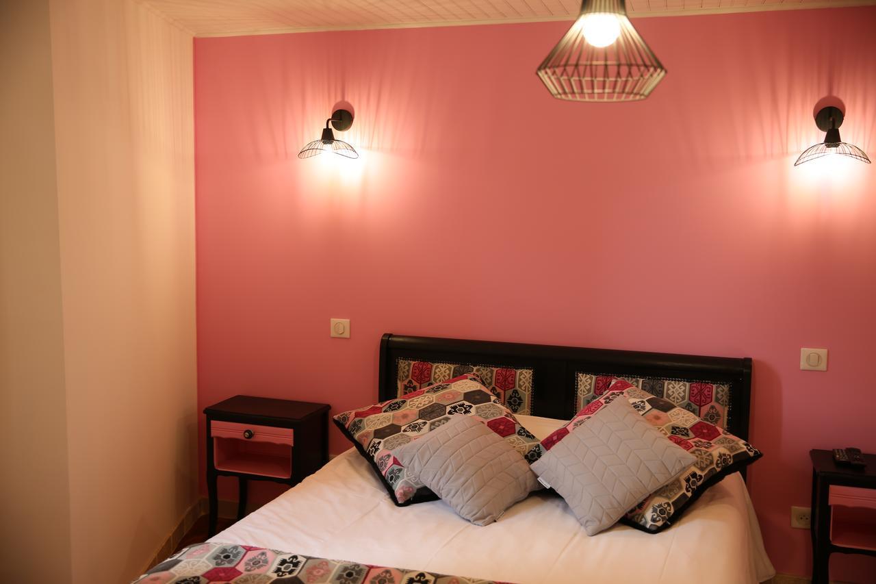 Les Pins Restaurant Et Chambre D'Hotes Sillans-la Cascade Eksteriør billede