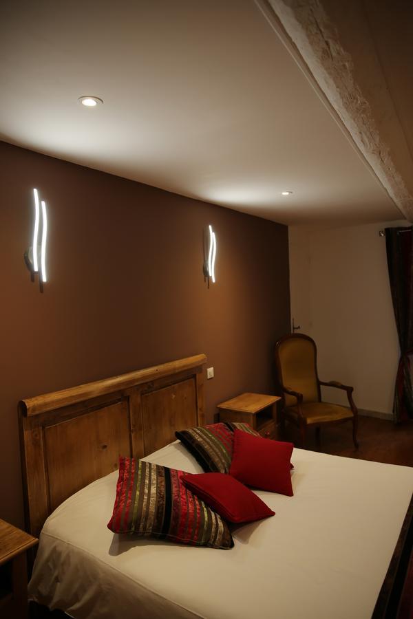 Les Pins Restaurant Et Chambre D'Hotes Sillans-la Cascade Eksteriør billede