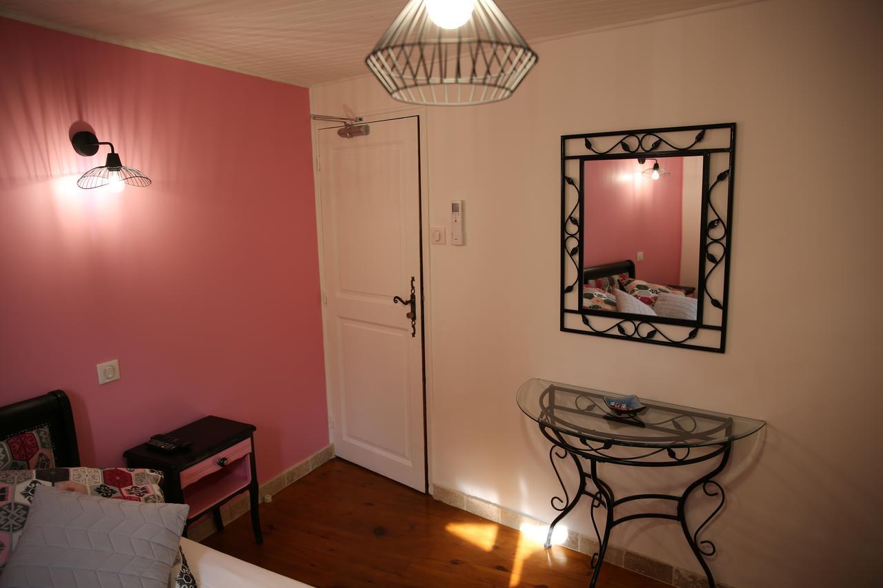 Les Pins Restaurant Et Chambre D'Hotes Sillans-la Cascade Eksteriør billede