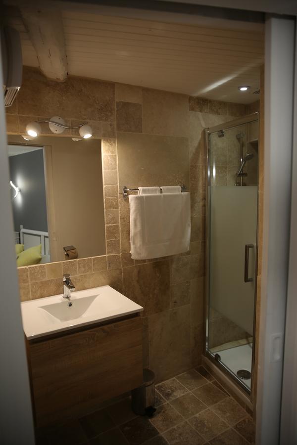 Les Pins Restaurant Et Chambre D'Hotes Sillans-la Cascade Eksteriør billede
